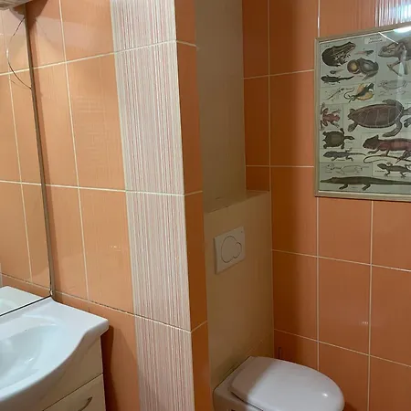 Bright Overlooking Square Apartment *