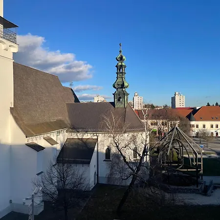 Bright Overlooking Square Lejlighed