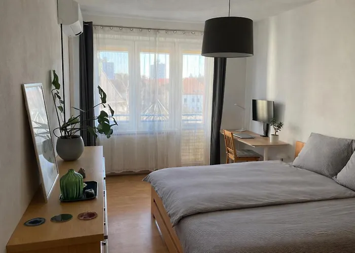 Apartment Bright Overlooking Square