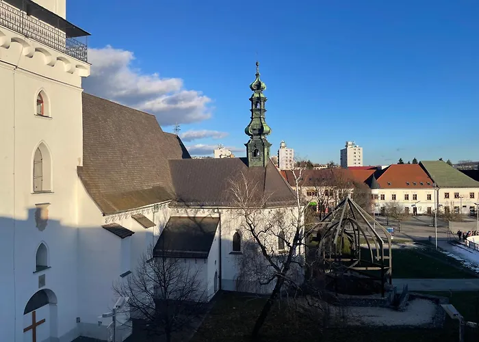 Bright Overlooking Square Apartman